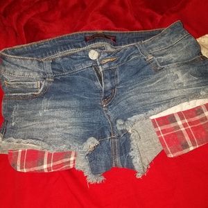 No boundaries daisy dukes with red plaid pockets